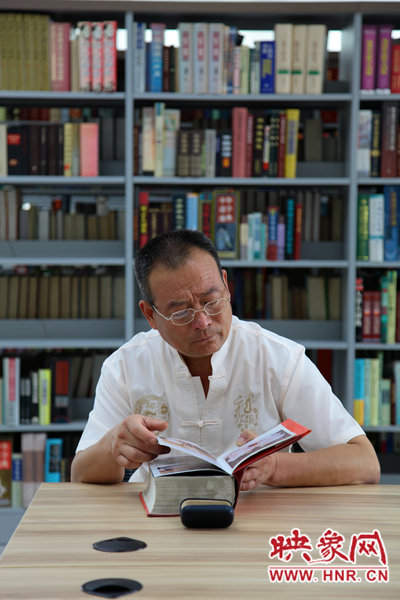 圖書(shū)館內(nèi)巨大的存書(shū)量，能讓鄭州市民盡情感受閱讀的快樂(lè)。