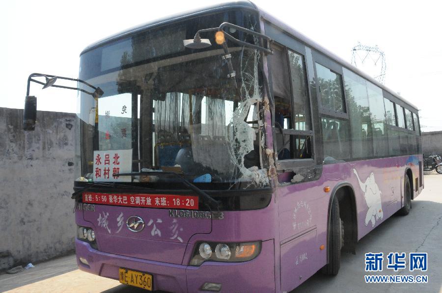 事發(fā)公交車左前方的擋風玻璃破了一個大洞（8月20日攝）。
