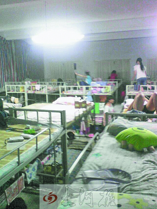 住在電教室里的女生們，擁擠不堪。
