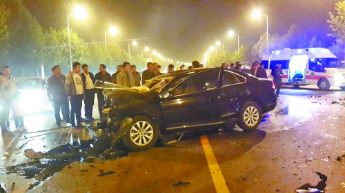 車禍發(fā)生在鄭開大道路中央雙黃線附近,現(xiàn)場狀況慘烈。