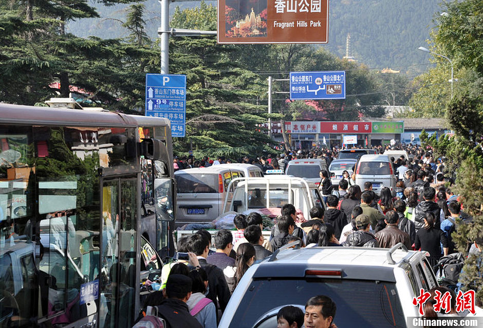 圖為10月26日上午10點多，北京香山路賞紅客摩肩接踵