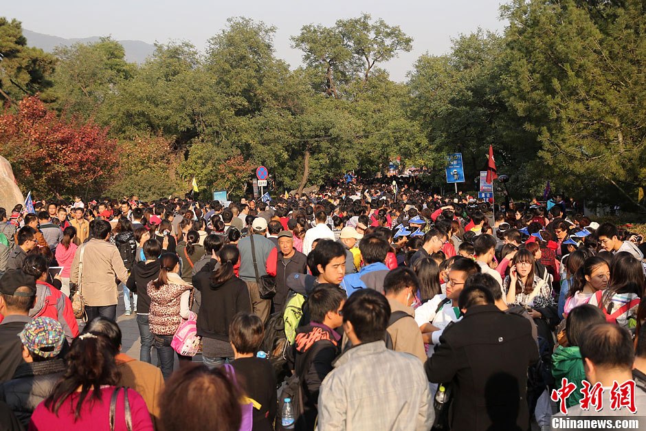 　10月26日，北京香山公園內(nèi)游客摩肩接踵。