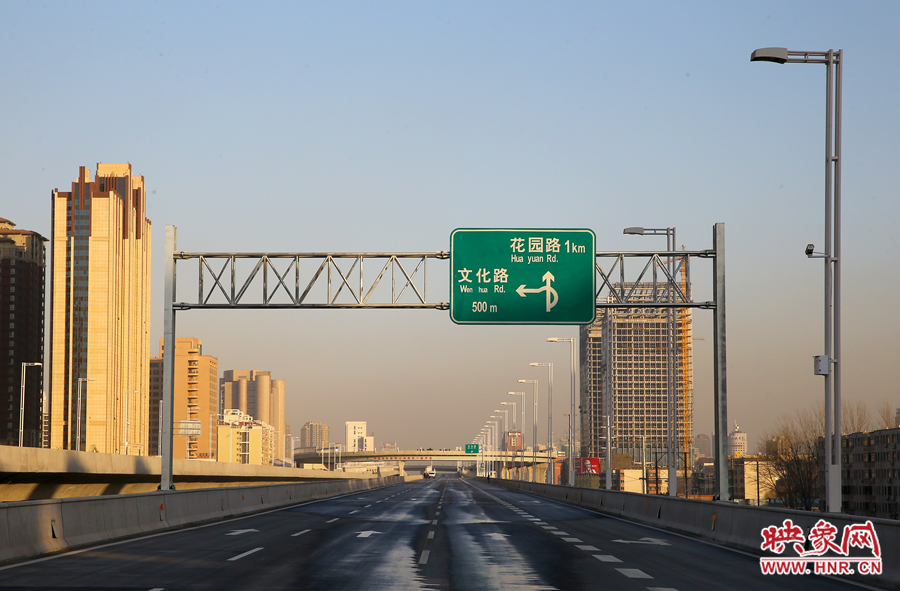 北三環(huán)快速路文化路段標識牌提示，匝道直接可上文化路向北。