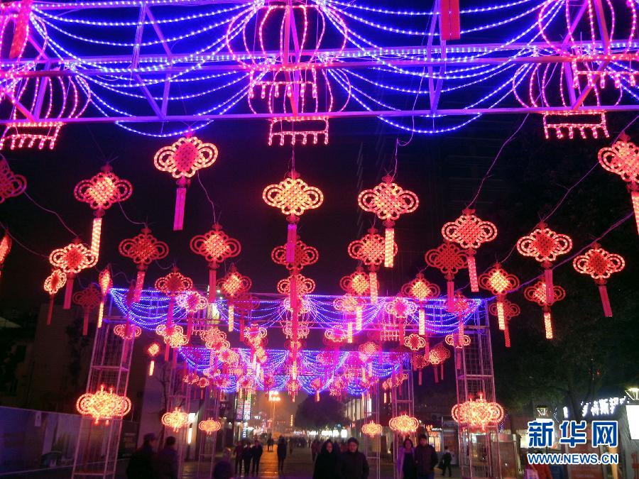 　1月30日，市民走在由中國結霓虹燈裝扮的蘇州街頭。