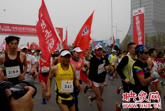 目前在鄭開大道上，一場角逐正在展開。