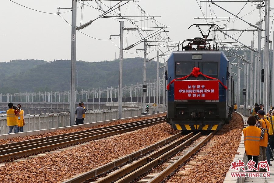 北上的列車首次通過(guò)新建的鄭焦城際黃河大橋