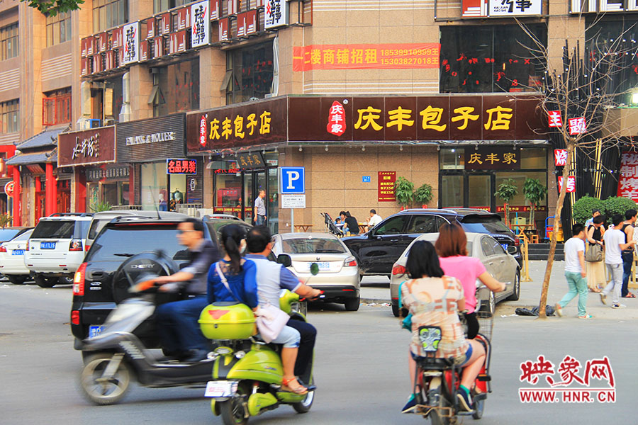 “慶豐包子店”位于路口拐角處,人流量車(chē)流量很大,堪稱(chēng)黃金位置。