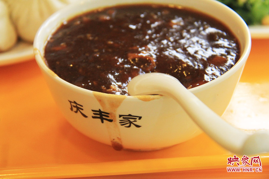 一碗炒肝,看上去也有滋有味。