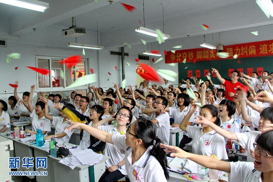  6月3日，河北省衡水市第二中學(xué)高三學(xué)生在教室里用扔紙飛機(jī)的方式舒緩心情。