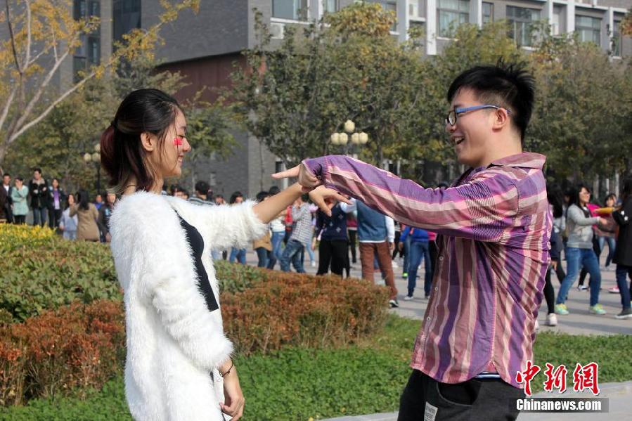 11月11日，河南財(cái)經(jīng)政法大學(xué)校園內(nèi)，300名在校大學(xué)生在上演了一出“光棍”也瘋狂的“快閃”大戲。