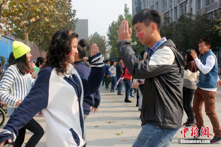 11月11日，河南財(cái)經(jīng)政法大學(xué)校園內(nèi)，300名在校大學(xué)生在上演了一出“光棍”也瘋狂的“快閃”大戲。