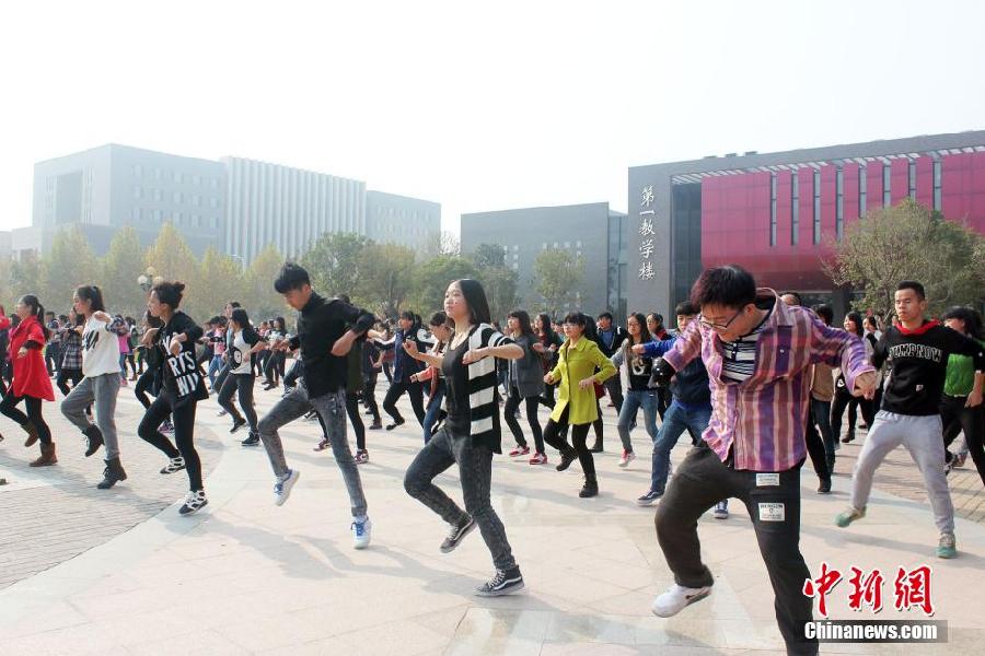 11月11日，河南財(cái)經(jīng)政法大學(xué)校園內(nèi)，300名在校大學(xué)生在上演了一出“光棍”也瘋狂的“快閃”大戲。