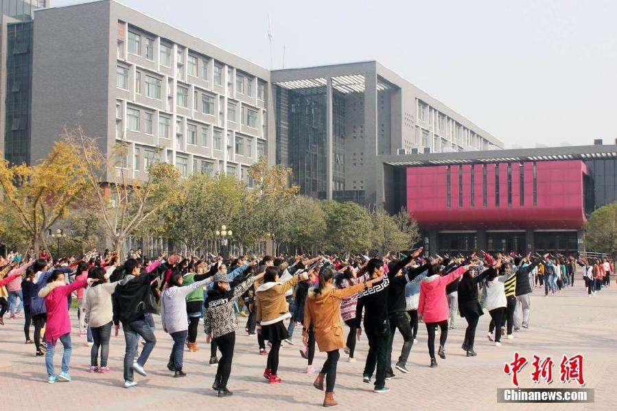 11月11日，河南財(cái)經(jīng)政法大學(xué)校園內(nèi)，300名在校大學(xué)生在上演了一出“光棍”也瘋狂的“快閃”大戲。