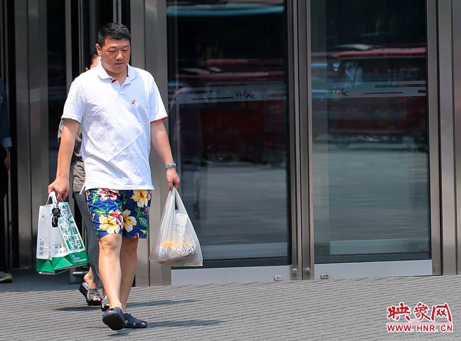 褲頭、T恤的裝束依然提前入夏