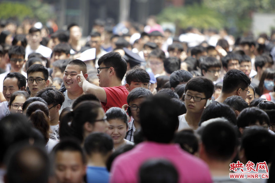 6月7日，鄭州回中考點(diǎn)，考生走出考場，面露笑容