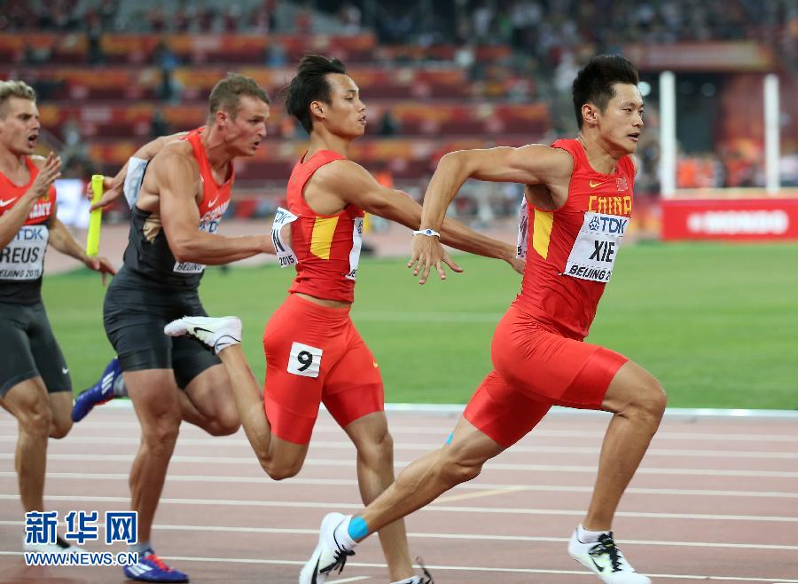 中國隊選手謝震業(yè)（右一）和莫有雪在比賽中交接棒。