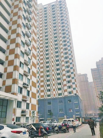 鄭州中基都市春天小區(qū)的公租房一直在閑置,樓下門面房已營業(yè)很長時間。
