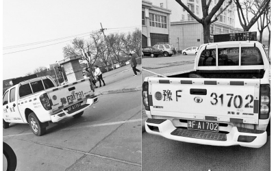 鶴壁市兩輛城管執(zhí)法車被拍到車身噴的號碼與牌照不符。