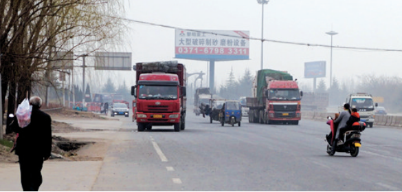 距離事故現(xiàn)場不遠(yuǎn)，仍有人騎電動車帶著孩子橫穿馬路