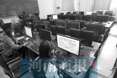 鄭州黃河護理職業(yè)學院的微機室內(nèi)，一女學生正在打游戲