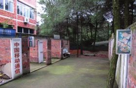 緊挨鐵山坪基地，有一條“迷你”街道，雖然簡(jiǎn)陋，但尚未拆去的店鋪名稱顯出了曾經(jīng)的“繁華”。組圖/記者倪志剛
