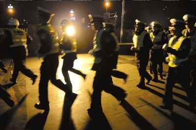 ▲涼山警方連夜出擊打拐。本報記者歐陽曉菲攝