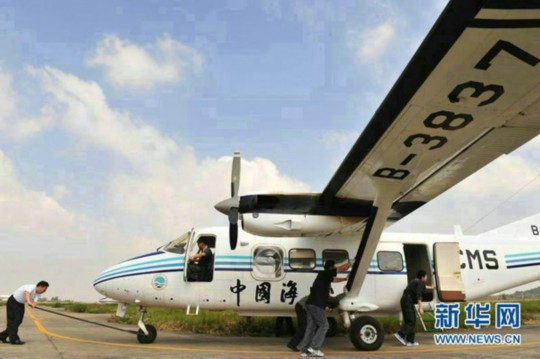 資料圖：中國(guó)海監(jiān)東海航空支隊(duì)舟山基地工作人員正在進(jìn)行運(yùn)-12飛機(jī)備航。
