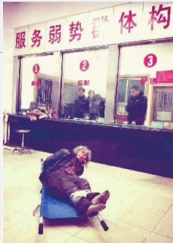 1月7日23點(diǎn)50分，長沙市救助管理站大廳，一名老年流浪者躺在擔(dān)架上，無助地看著記者。