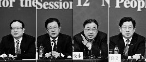 昨天，國(guó)務(wù)院深化醫(yī)藥衛(wèi)生體制改革領(lǐng)導(dǎo)小組辦公室負(fù)責(zé)人王保安、孫志剛、馬曉偉、胡曉義（從左至右）就“醫(yī)藥衛(wèi)生體制改革”有關(guān)問題回答記者提問。記者王鵬/攝