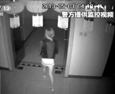 監(jiān)控視頻中，女子獨自走向墜樓處。 央視視頻截圖