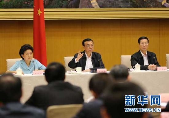 　5月13日，國(guó)務(wù)院召開(kāi)全國(guó)電視電話(huà)會(huì)議，動(dòng)員部署國(guó)務(wù)院機(jī)構(gòu)職能轉(zhuǎn)變工作。中共中央政治局常委、國(guó)務(wù)院總理李克強(qiáng)發(fā)表講話(huà)。 新華社記者劉衛(wèi)兵 攝