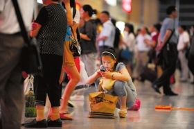 5月26日，武廣高鐵長沙南站，因為高鐵設(shè)備故障，滯留了大量旅客。圖/記者李坤