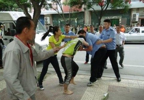 　圖為5月31日，延安城管隊(duì)員暴力執(zhí)法場(chǎng)面。