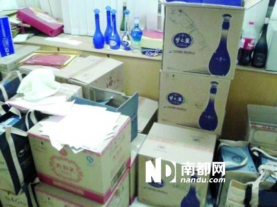 　　江蘇靖江市工商局餐廳倉(cāng)庫(kù)里被爆堆滿了高檔酒。