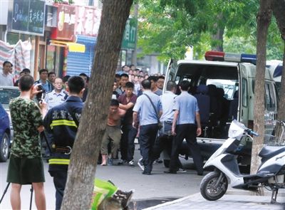 女童安全獲救后，嫌疑人被制服并由民警押出餐館。新華社發(fā)