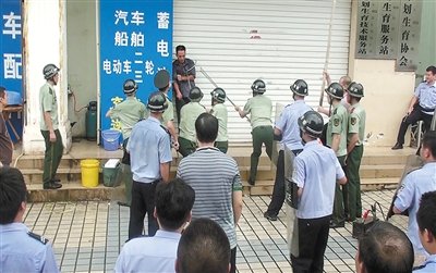 昨日，警方趕到現(xiàn)場(chǎng)制服嫌疑人何某。