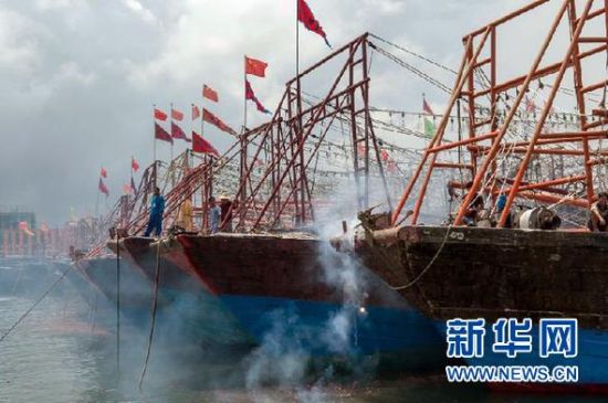 2013年8月1日 南海開(kāi)漁日 臨高迎新港 8月1日，海南省臨高縣漁民在船上鳴放鞭炮慶祝武蓮港開(kāi)港。