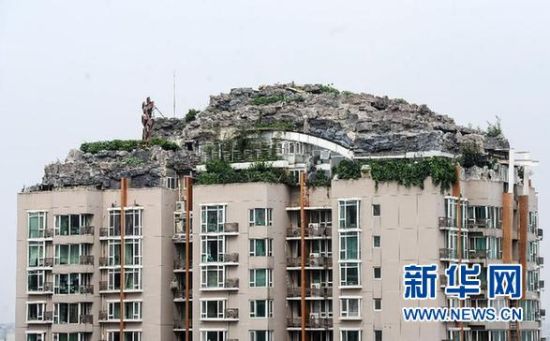 位于北京市海淀區(qū)白石橋路45號(hào)人濟(jì)山莊小區(qū)B棟樓頂?shù)募偕絼e墅（8月12日攝）。