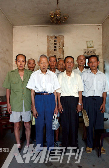 2003年5月，湖南攸縣農(nóng)村的8位志愿軍老兵。10年后回訪時(shí)，其中6人已悄然逝去