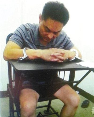韓磊被控制時接受警方訊問。本組圖片為視頻截圖