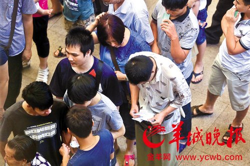 挎腰包的“黃?！狈职l(fā)一輪“任務(wù)”后，自己也開始整理“炒號(hào)”簽條