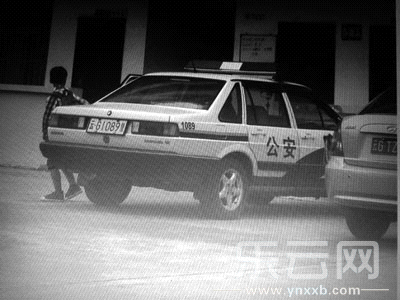 被指接送小孩上學(xué)的警車。