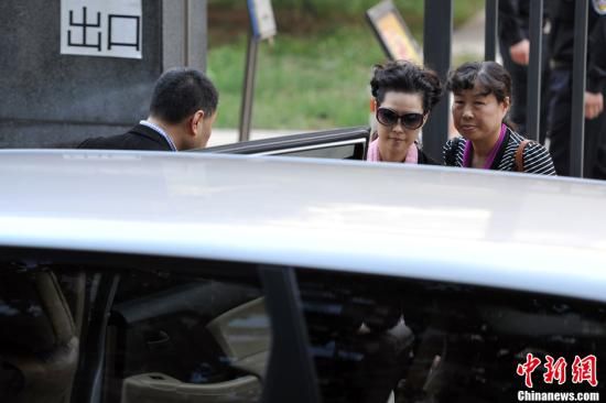 圖為宣判結(jié)束后夢(mèng)鴿面無表情走出海淀法院，乘車離開。