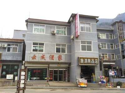 今年，胡萬(wàn)林涉嫌非法行醫(yī)的地點(diǎn)，就在這座農(nóng)家賓館內(nèi)。