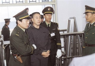 2000年9月30日，河南商丘，胡萬(wàn)林被法警押上法庭。