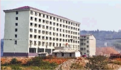  10月23日，長(zhǎng)沙市岳麓區(qū)蓮花鎮(zhèn)云蓋村村委會(huì)的辦公大樓。  實(shí)習(xí)記者 李健 攝