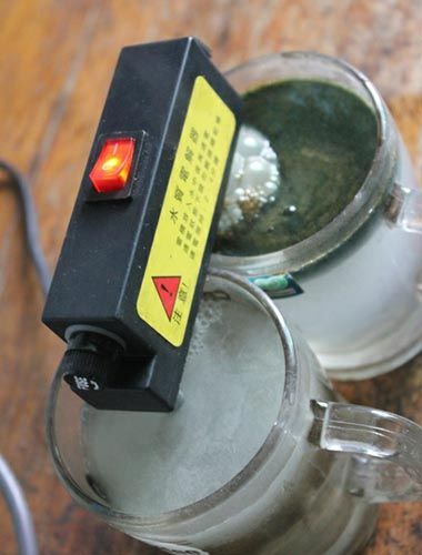 試驗(yàn)后的水對(duì)比，工程供水變成了墨綠色