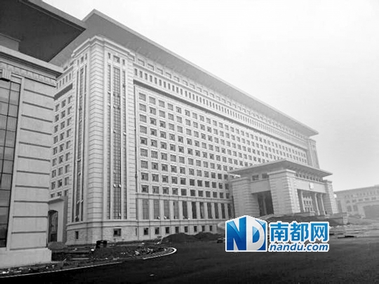 圖片顯示，湖南攸縣新建的發(fā)展中心樓群氣派，廣場(chǎng)龐大。 圖片來(lái)源：天涯論壇