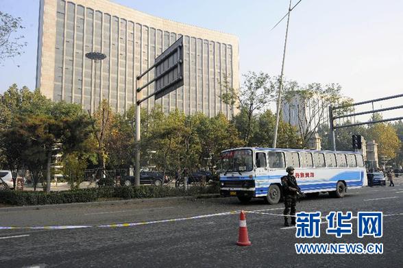這是11月6日拍攝的一輛爆炸中受損的公交車停在現(xiàn)場(chǎng)。