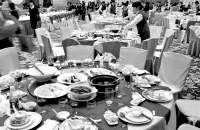 今年1月20日，一國(guó)企在廣州一家五星級(jí)酒店擺了70桌。臨近年底，在中央“嚴(yán)抓四風(fēng)”背景下，北京國(guó)企機(jī)
